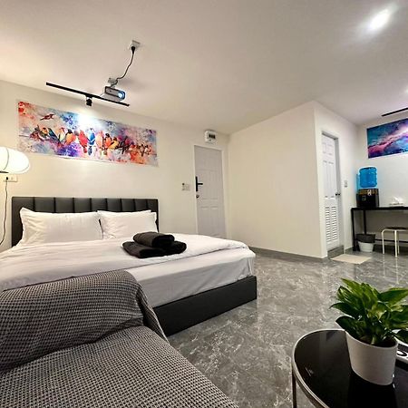 The White Den Chatuchak Bangkok Room photo