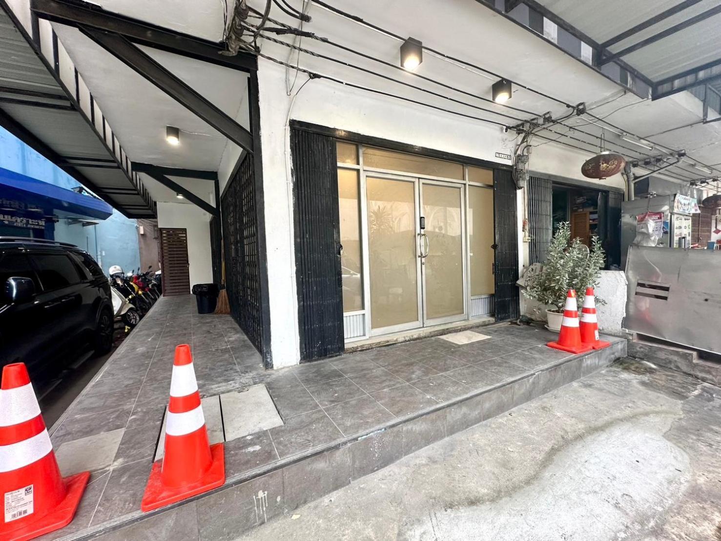 The White Den Chatuchak Bangkok Exterior photo