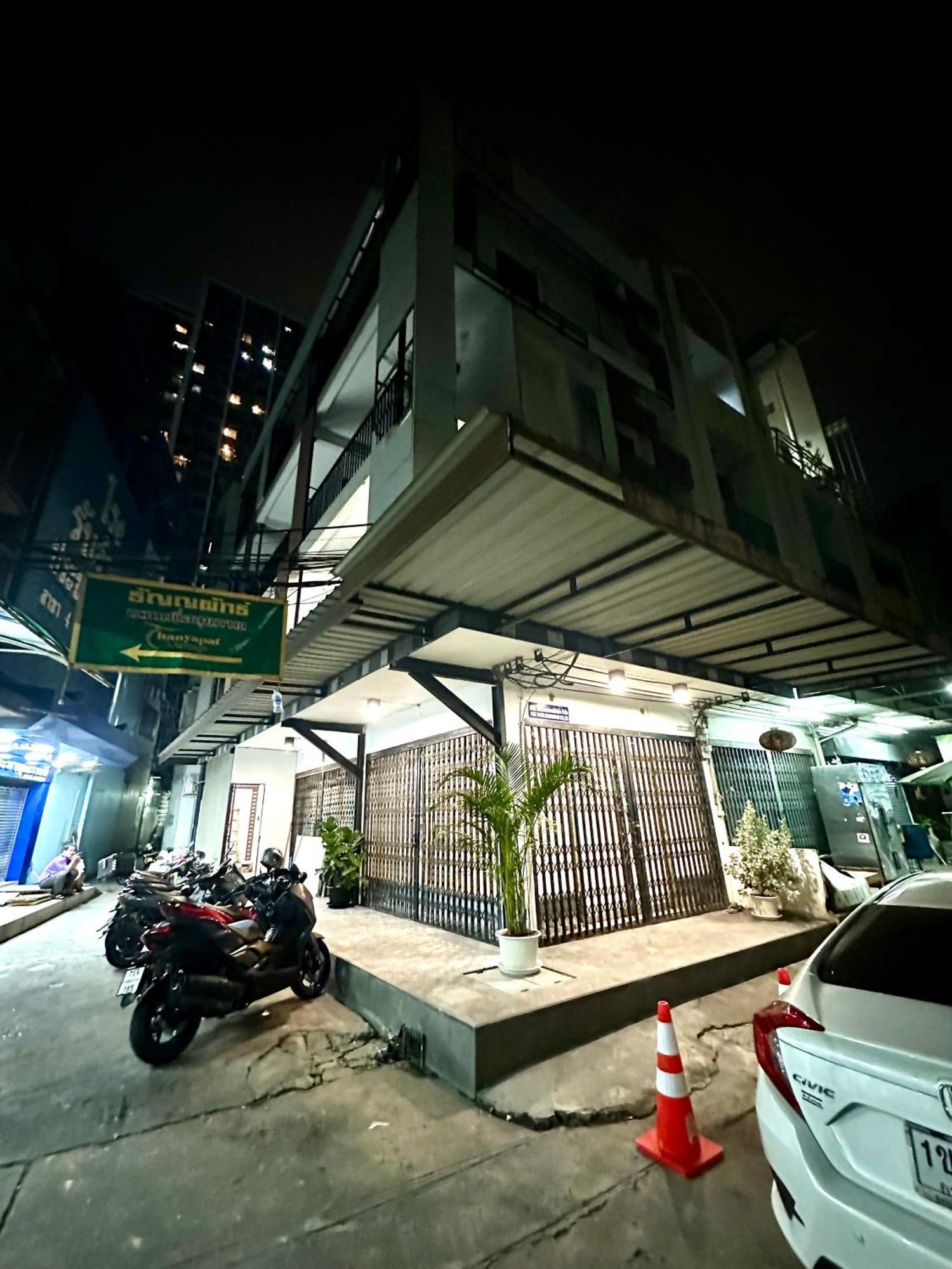 The White Den Chatuchak Bangkok Exterior photo