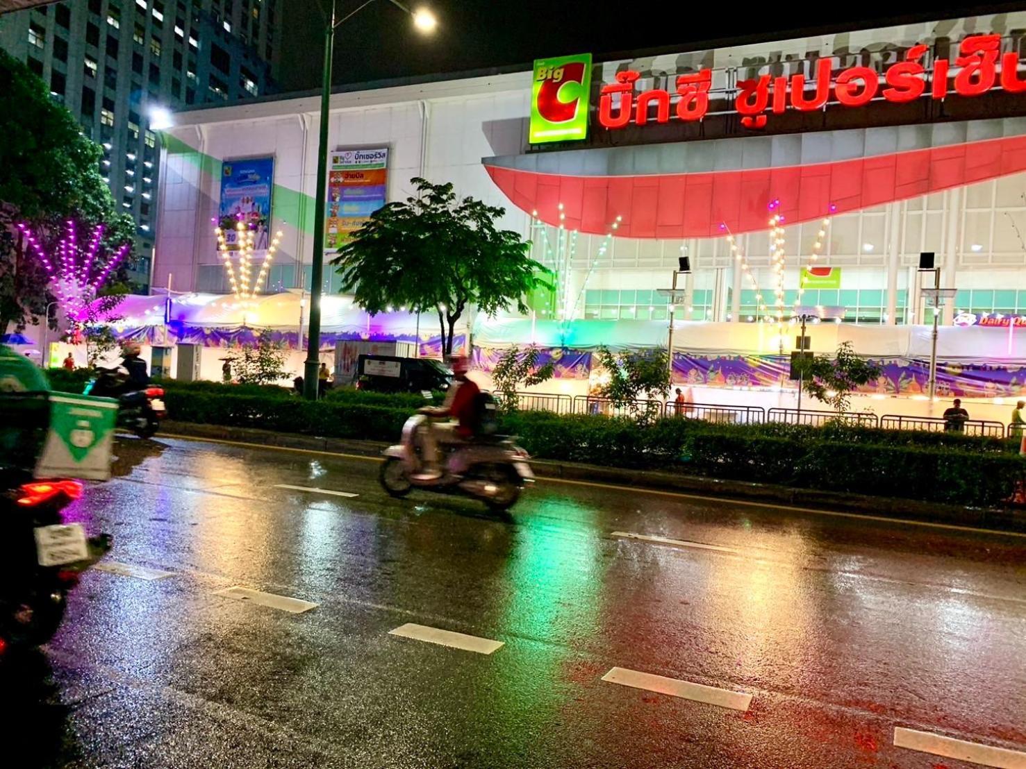 The White Den Chatuchak Bangkok Exterior photo