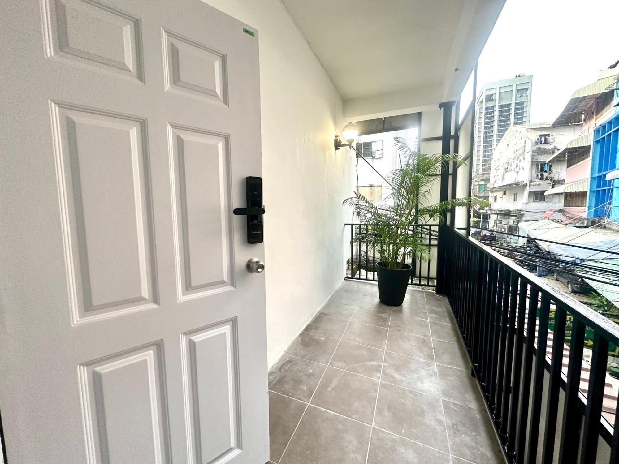 The White Den Chatuchak Bangkok Exterior photo