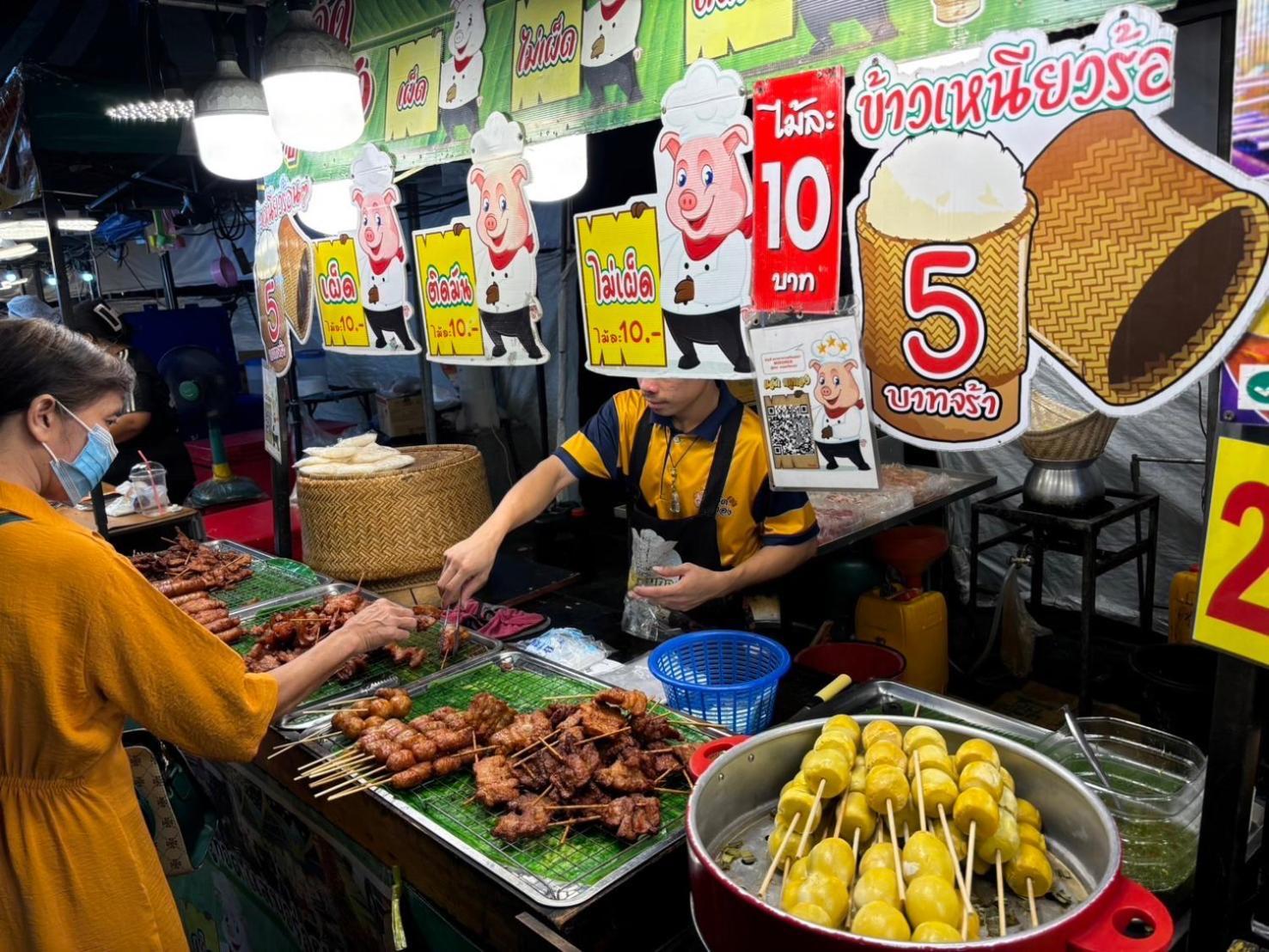 The White Den Chatuchak Bangkok Exterior photo