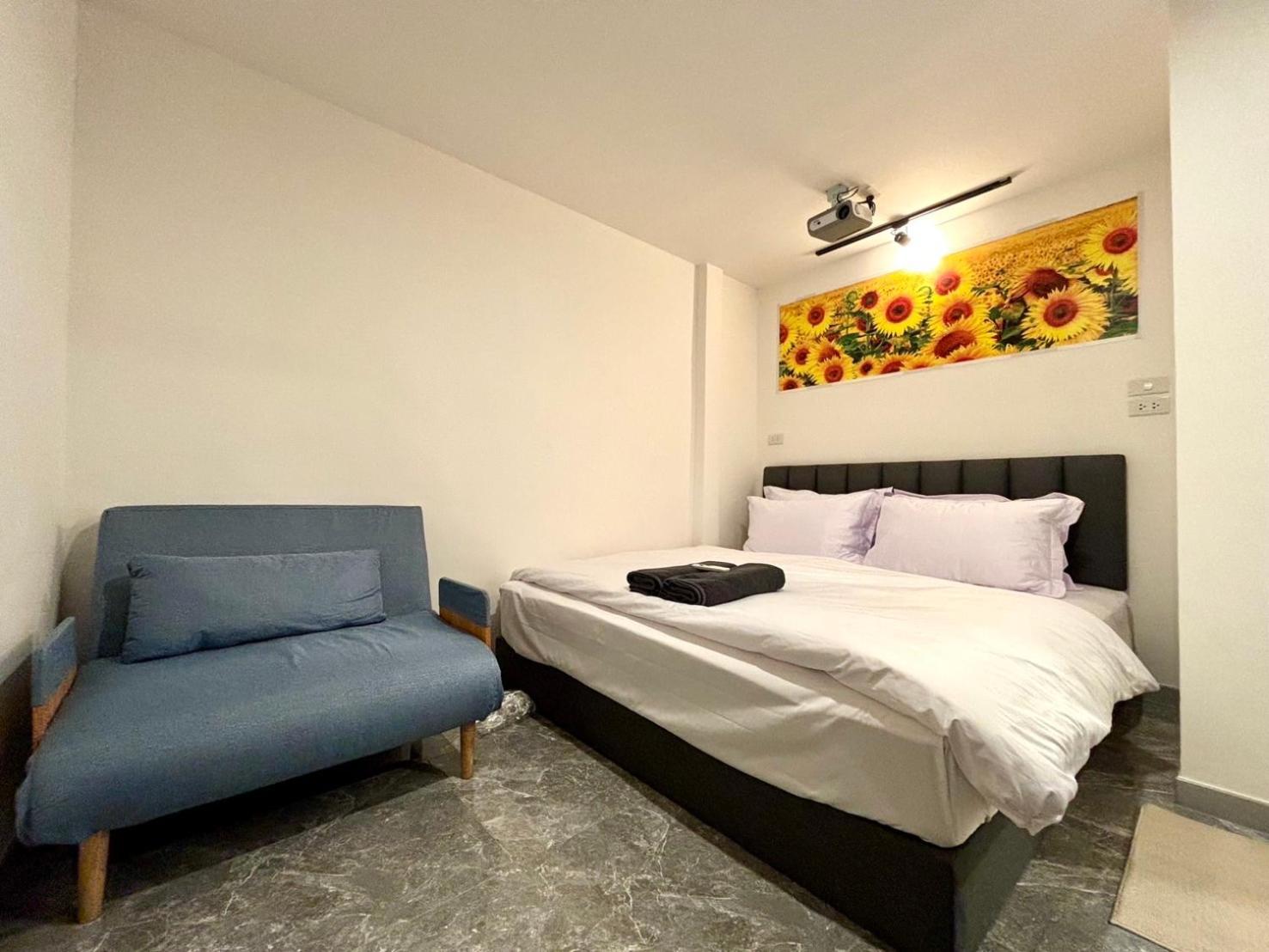 The White Den Chatuchak Bangkok Exterior photo